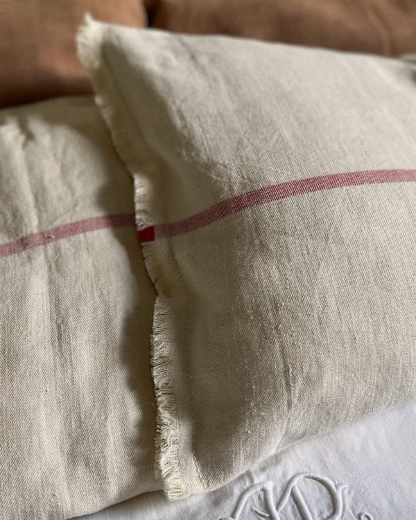 coussin-long-lin-ancien-javanne-detail-texture.jpg